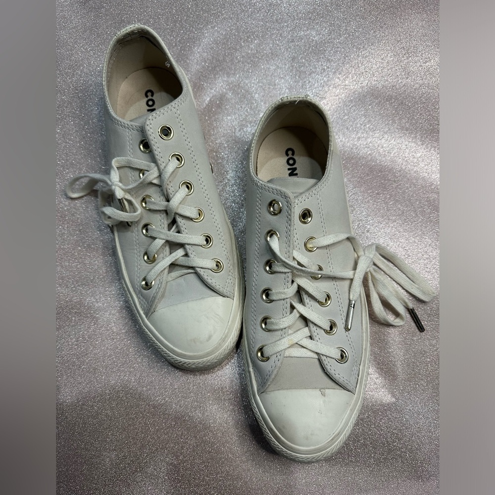 Converse women’s leather shoe white size 8